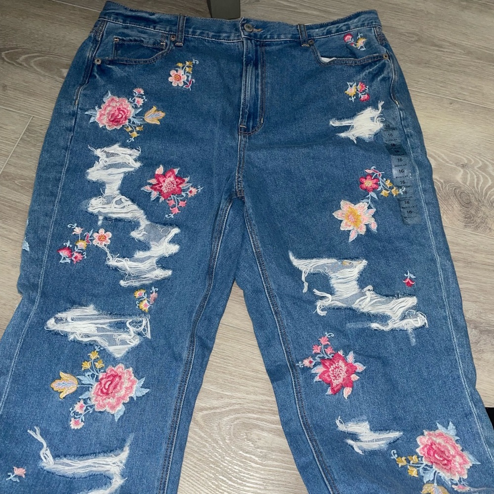 NEW American Eagle Embroidered Flower Mom Jeans